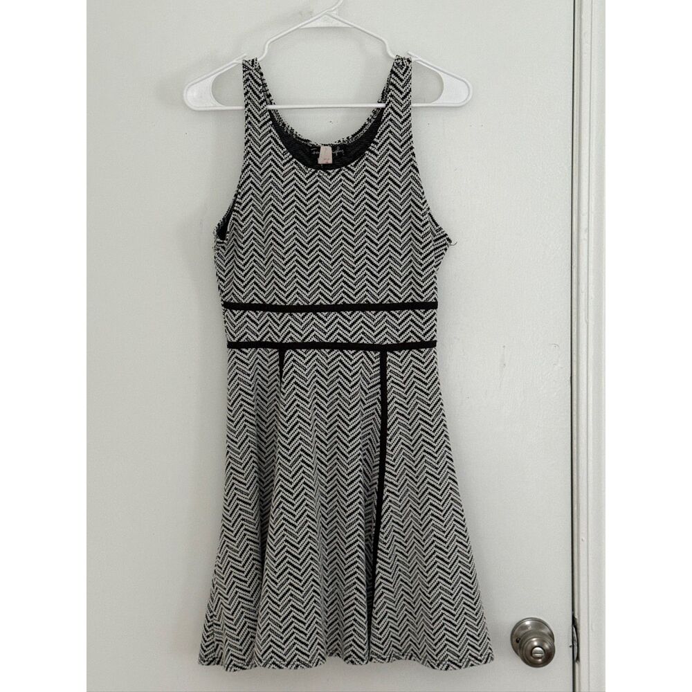 French Atmosphere Black & White Herringbone Chevron Knit Skater Dress